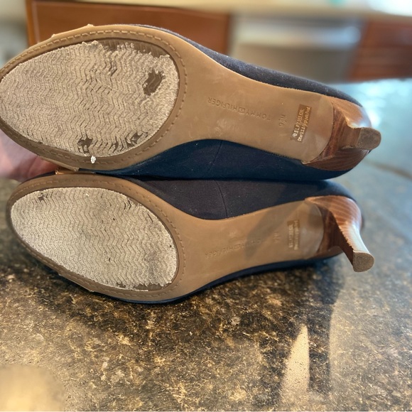 Tommy Hilfiger Navy/Tan/Gold Heels - Size 9.5 - Picture 4 of 5